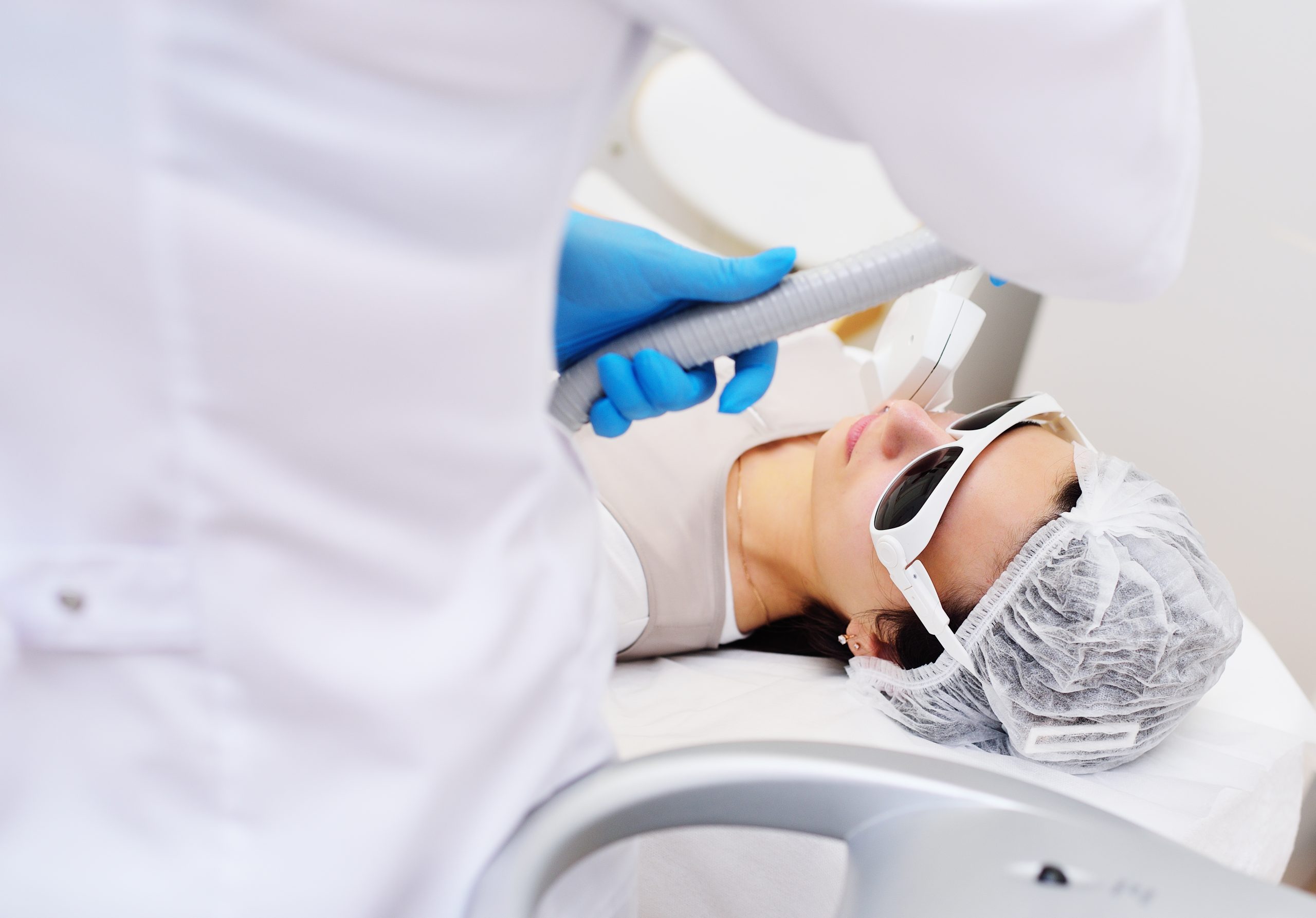 Rejuvenecimiento facial: opciones quirúrgicas y no quirúrgicas