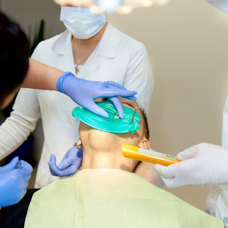 ¿Cuándo acudir al maxilofacial y no al dentista?