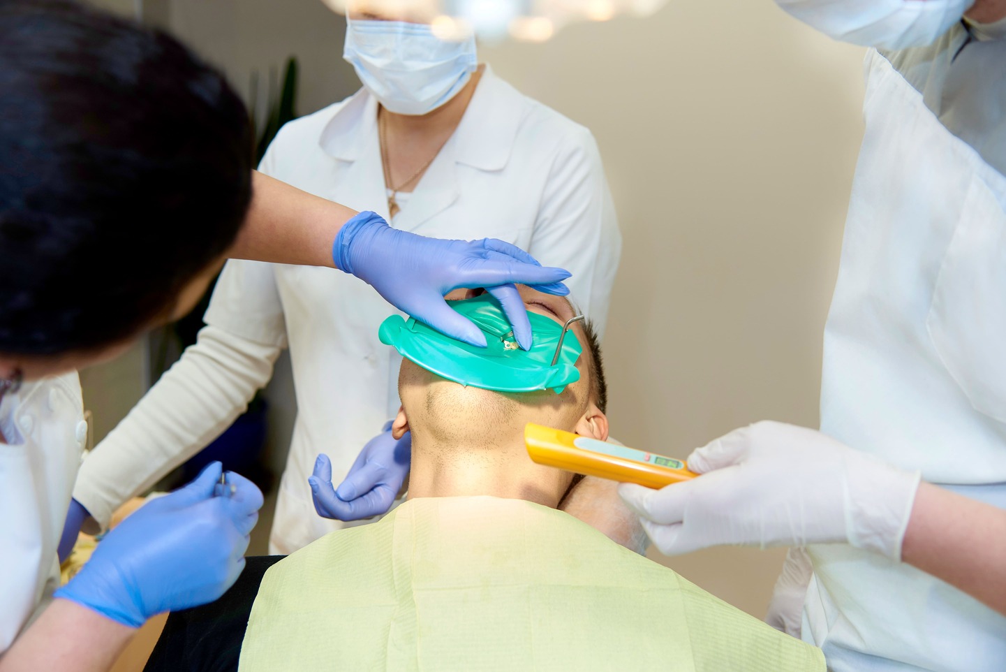 ¿Cuándo acudir al maxilofacial y no al dentista?